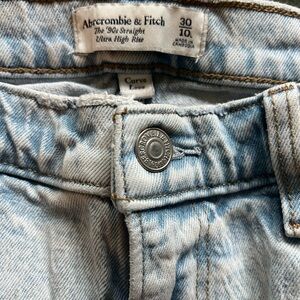 Abercrombie & Fitch Light Washed Ultra High Rise 90s Straight Jeans